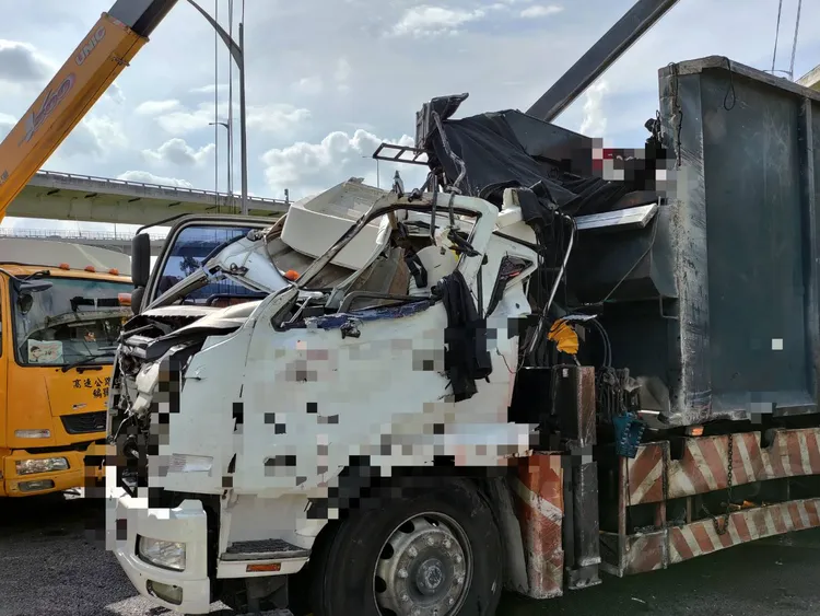 警方於下午3時許吊離事故車輛，恢復通行。警方提供