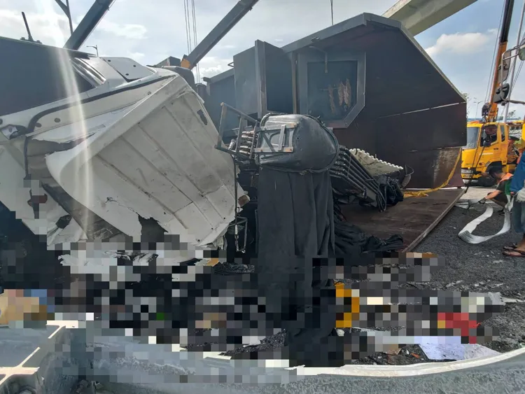 車體嚴重凹陷。警方提供