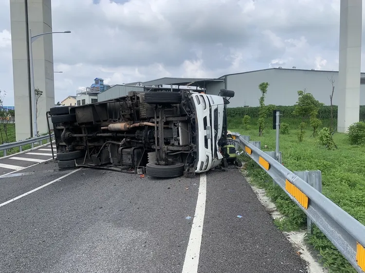 大貨車自國4下匝道時發生側翻。讀者提供