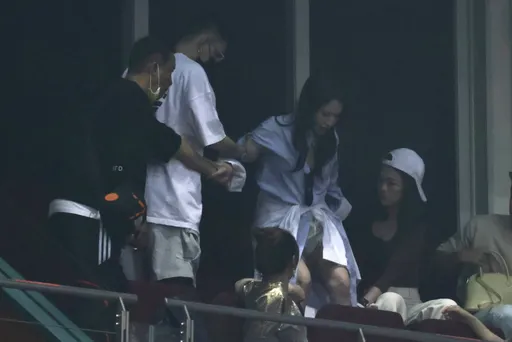 蕭亞軒才開刀右腳打4根鋼釘　挺王力宏表情痛苦要人攙扶畫面曝光