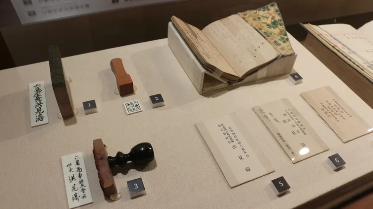 洪見濤先生曾用過的印章及名片。高史博提供