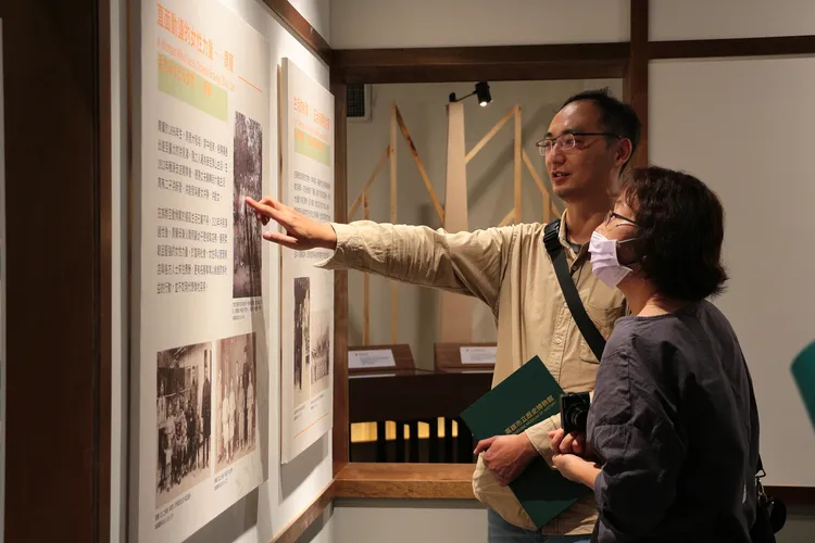 洪勝林先生介紹洪稇源商號店務的周蘭女士。高史博提供