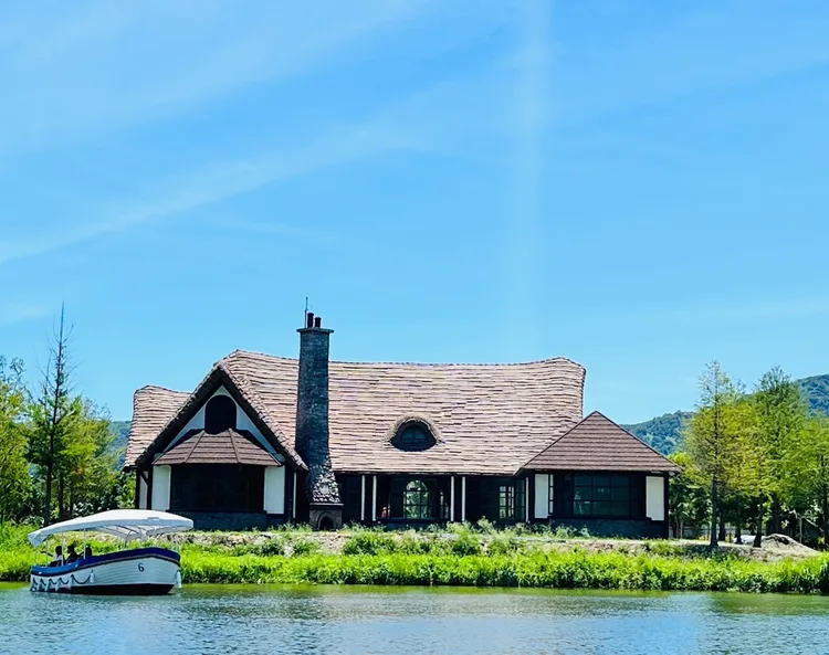 「童話版星巴克」美如畫。翻攝自a2水岸粉專