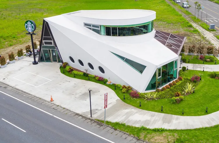 宜蘭頭城門市是遊艇造型。翻攝星巴克咖啡同好會臉書