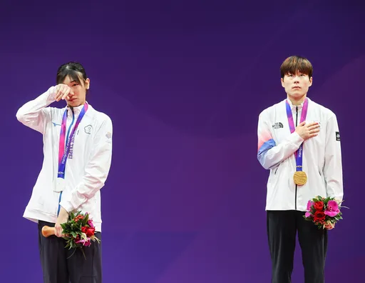 180公分林唯均奪銀在頒獎台上自責落淚 拿到銀牌「向媽媽證明自己」