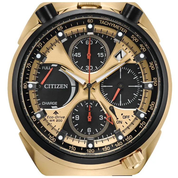 以香檳金色的飾樣將錶盤劃分成4個功能，品牌提供