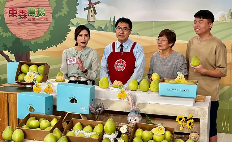 黃偉哲表示，今年麻豆文旦飽滿多汁、甜度高，值得品嘗。市府提供