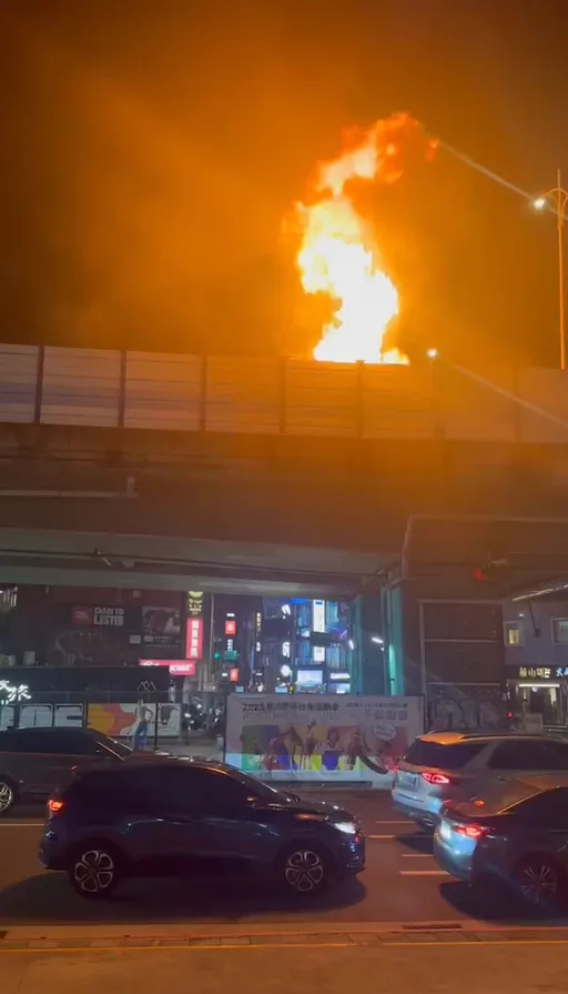 下班車潮注意！北市新生高架火燒車　烈焰沖天畫面曝光