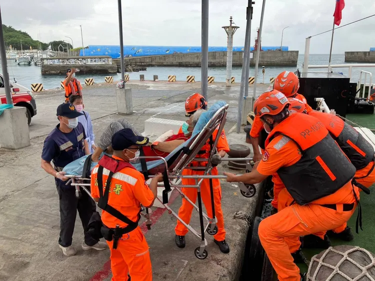 高雄海巡隊頂風破浪到小琉球接手腕骨折患者到高雄就診。翻攝畫面