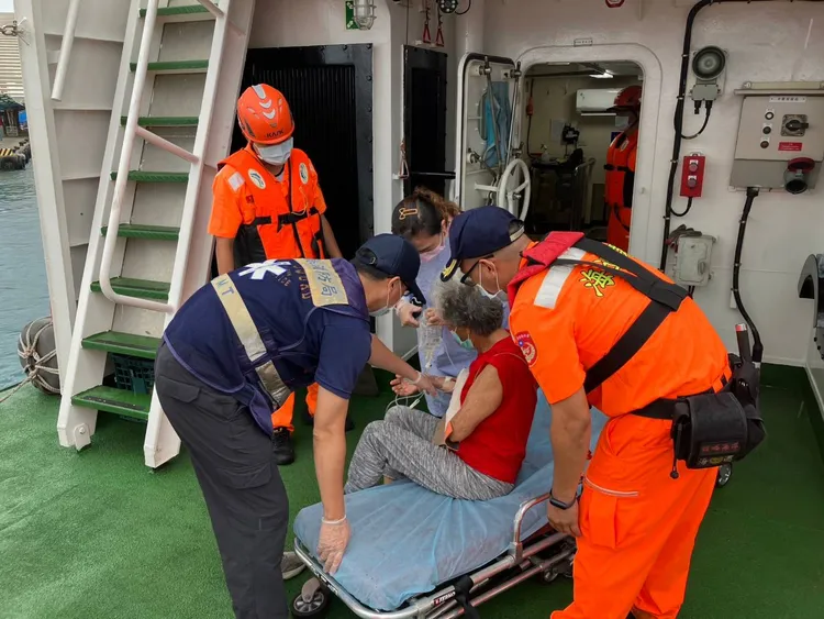 高雄海巡隊頂風破浪到小琉球接手腕骨折患者到高雄就診。翻攝畫面