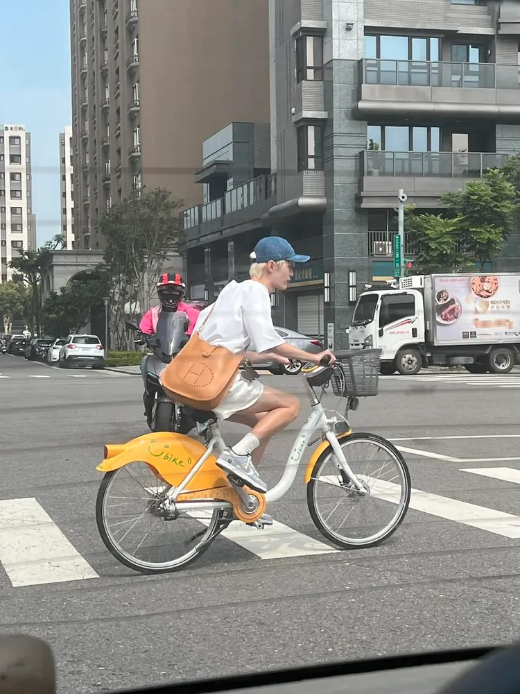 百萬網紅鍾明軒被網友捕捉到身上揹著著愛馬仕，在林口騎鐵馬的畫面。翻攝《路上觀察學院》社團