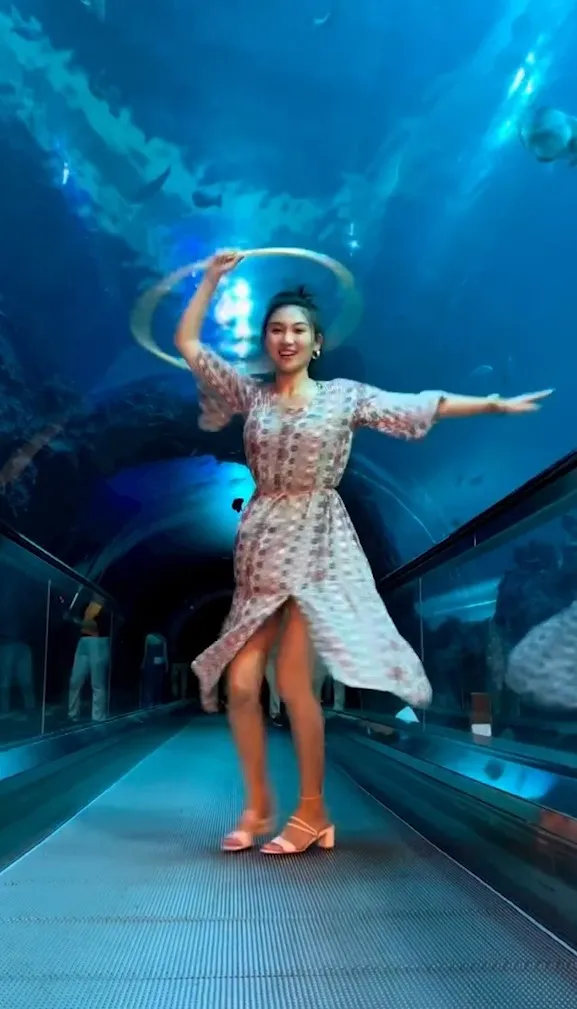 美人魚在水族館跳呼拉圈。IG@dreamrunnerz_tanya 提供