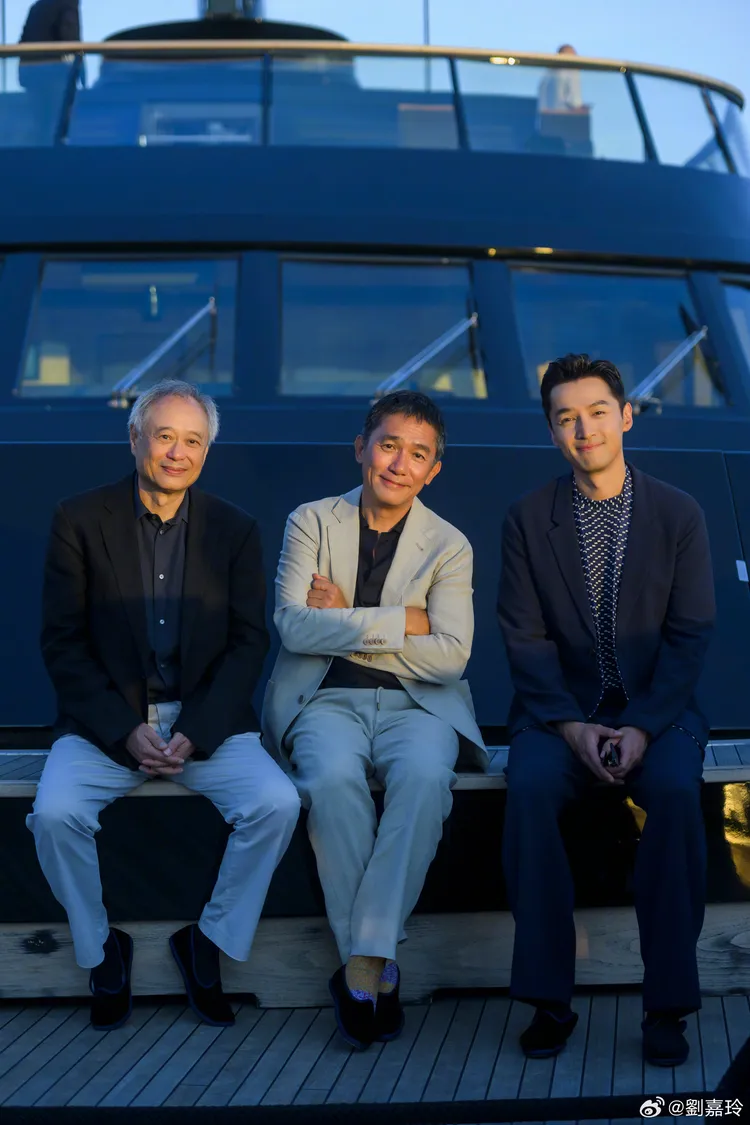 胡歌（右起）在威尼斯與梁朝偉、李安度過愉快的時光。翻攝劉嘉玲微博