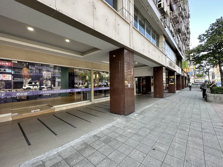 連署站離忠孝復興捷運站13號出口步行僅1分鐘。潘袁詩羽攝