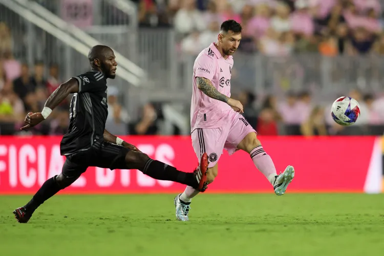 梅西帶動球衣買氣，訂單堆積到10月才能交貨；圖為他周三率隊對戰納許維爾足球俱樂部。路透社