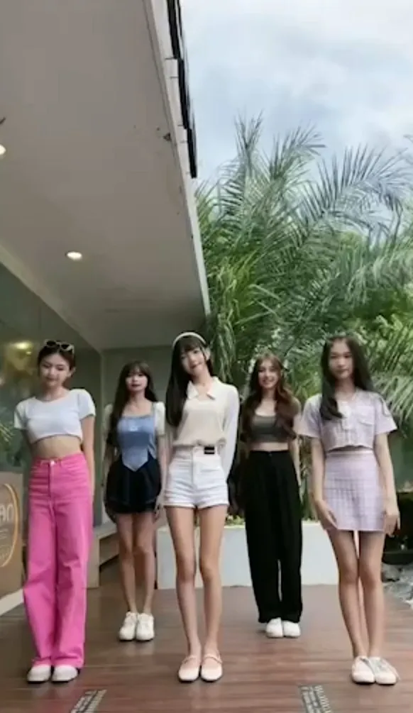 五位來自馬來西亞人，一群00後女孩。IG: reel :d00nuts__ 提供