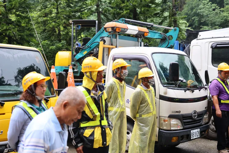 縣府已備妥大型重機具進駐古坑聯外道路。縣府提供