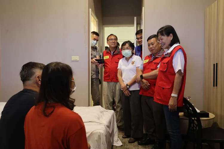 雲林縣副縣長謝淑亞到中華科技大學翠華會館，視察預防性撤離民眾入住情況。縣府提供