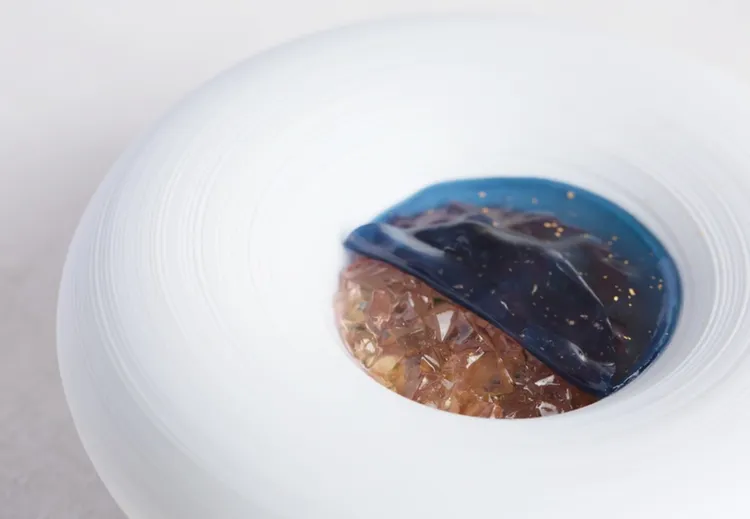 「紫甘藍薄霧」由紫甘藍與昆布做成的紫色果凍。THOMAS CHIEN提供