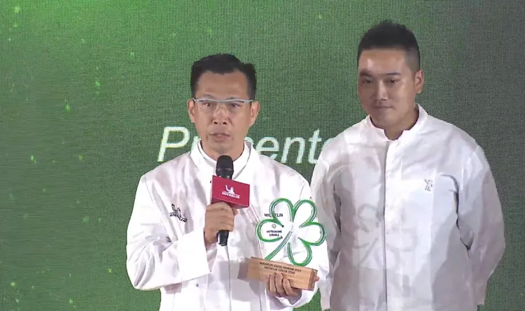 米其林頒獎典禮，簡天才帶弟子吳柏翰上台領獎，傳承意味濃厚。THOMAS CHIEN提供