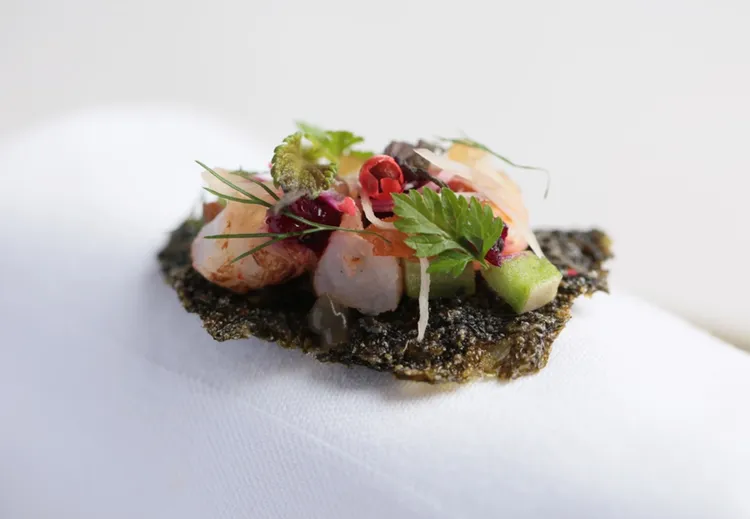 「海苔脆片上的火燒蝦」創作概念源自世界各地的沿岸沙灘。THOMAS CHIEN提供