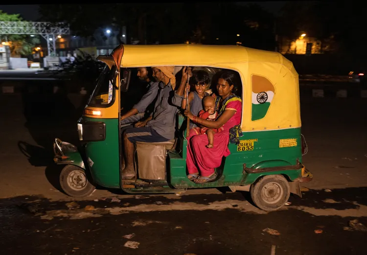 貧民窟住戶連夜搬家。路透社
