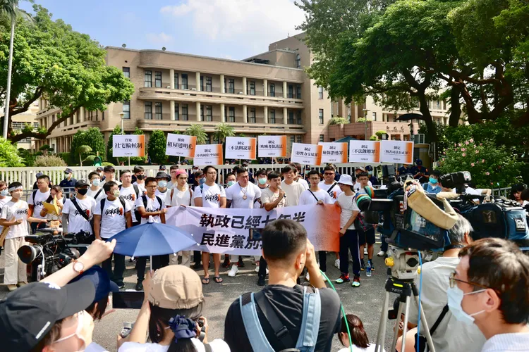 黃國昌和館長號召民團到行政院前。林林攝