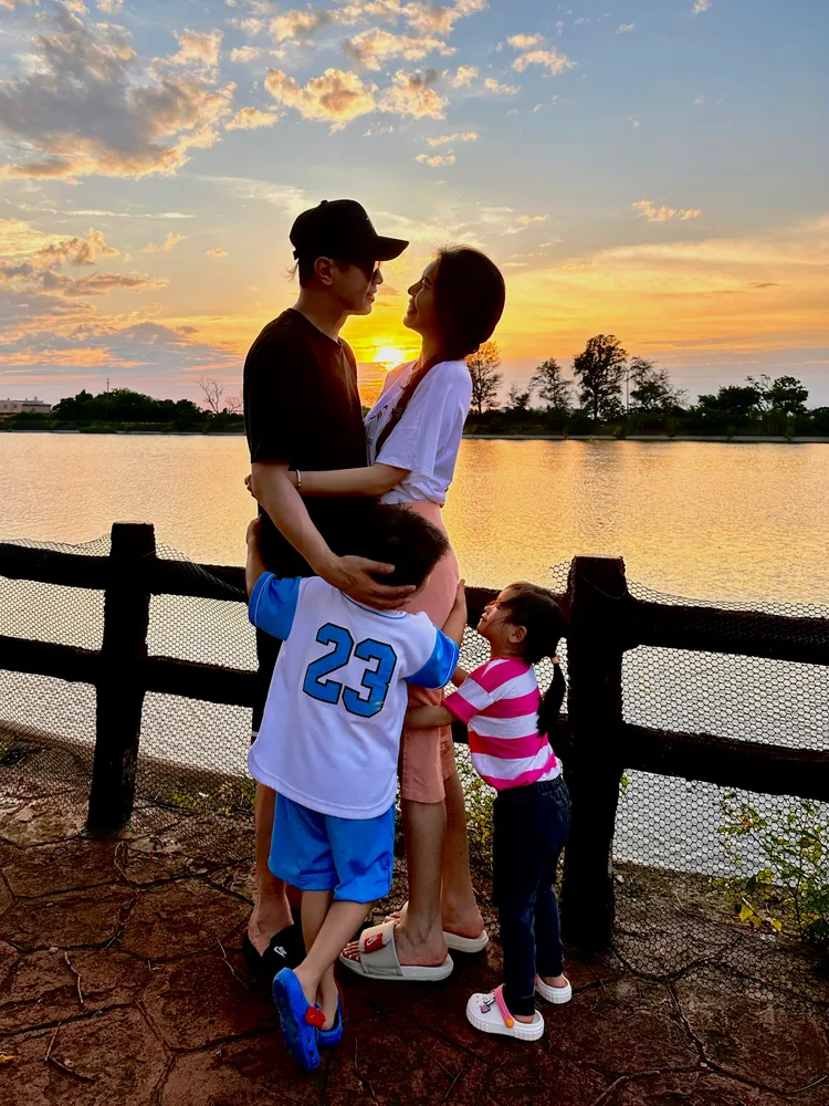 吳東諺（左起）與白家綺美景下秀恩愛，2子女做電燈抱。民視提供