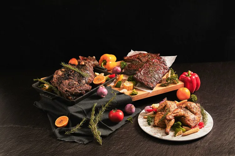 台北新板希爾頓酒店的悅市集自助餐廳，推出中秋燒烤BBQ，飽嚐四大天王異國烤肉料理。業者提供