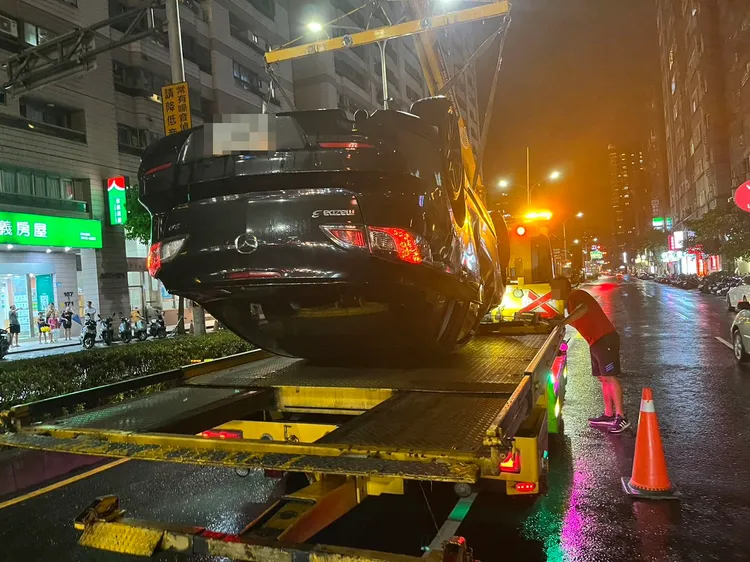 黃男車輛被拖走，一個多小時後才恢復正常通行。翻攝畫面