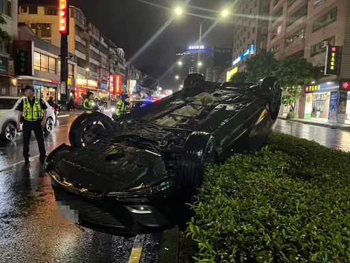 汐止左轉車未打方向燈害人傷　直行車遭撞失控騎上分隔島「四輪朝天」