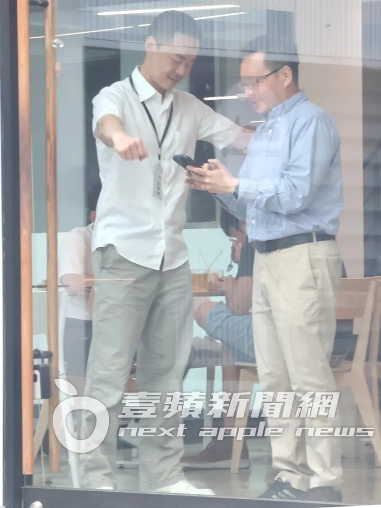 張承中（左）舉起雙手、閉上眼睛，身體隨之搖擺，看似在幻想騎乘重機時的駕馭感，十分投入。特勤中心攝