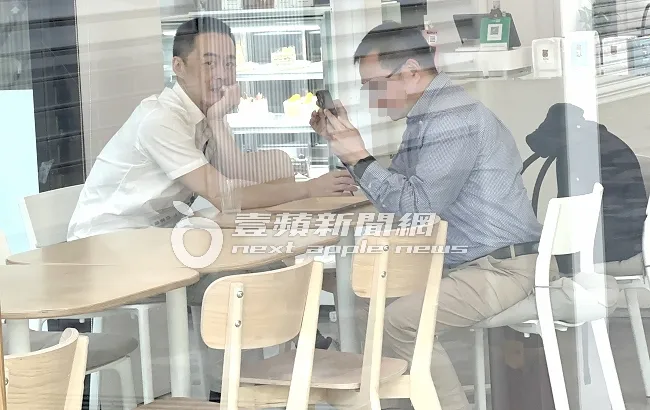 張承中（左）近來變瘦，在網美咖啡廳和友人分享手機照片，他托著腮邊咬手指頭。特勤中心攝