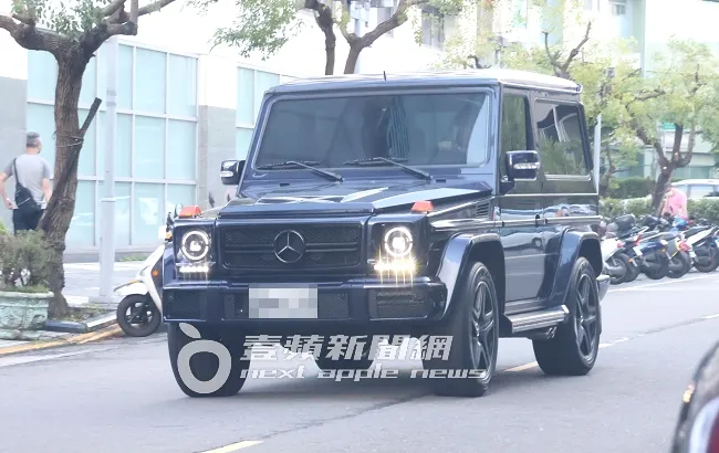 張承中駕駛價值180萬元起的賓士G320越野車離開商辦大樓。特勤中心攝