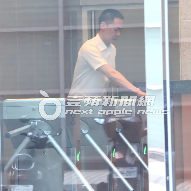 張承中走進行愛路商辦，感應門禁卡。特勤中心攝