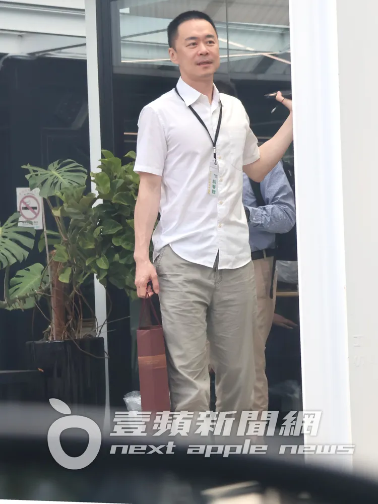 下午茶時間結束，張承中貼心幫友人提袋子，開門一同離去。特勤中心攝