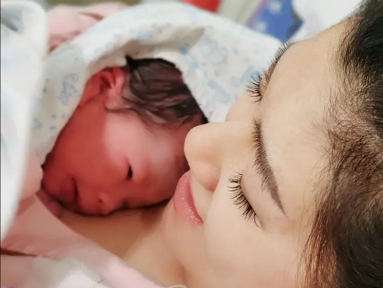 Selina日前開心分享產下小腰果，表示一開始肺積水讓她嚇壞了。翻攝Selina IG