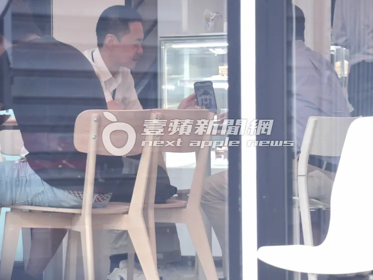 Selina前夫張承中（左），秀出手機騎乘重型機車的帥氣英姿，跟友人一起分享。特勤中心攝