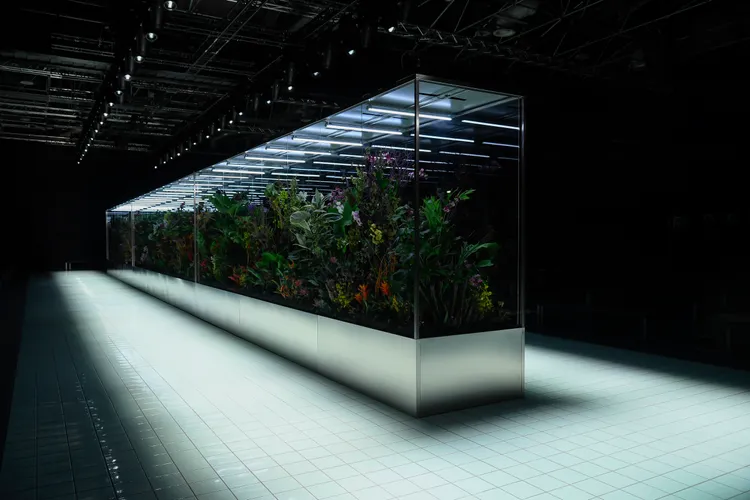 SPORTMAX將秀場藉由深淺不一的淺色系打造出人造花園。品牌提供