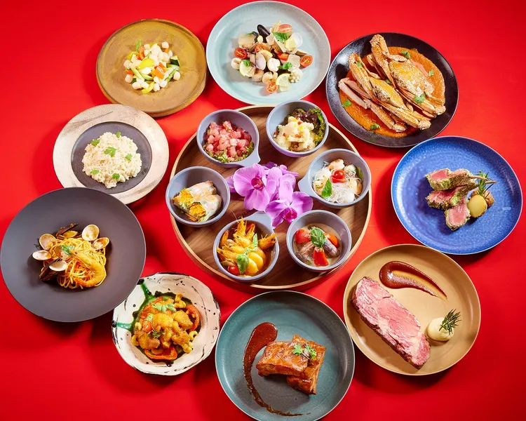 JR東日本大飯店台北鉑麗安全日餐廳在9月份「異國料理混搭風」的料理還有「BBQ肋排」、「乾燒螃蟹」、「珍珠干貝炒夏季時蔬」、「蒜香蛤蜊山藥雞湯」。JR東日本大飯店台北提供