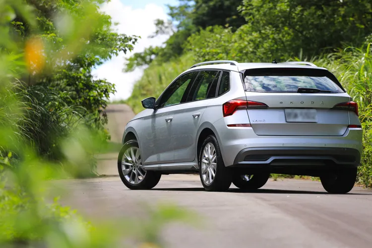 車尾以細長化倒L形的尾燈造型，加上置中的ŠKODA廠徽字樣，呈現出簡潔卻不失設計感的運動風味。林浩昇攝