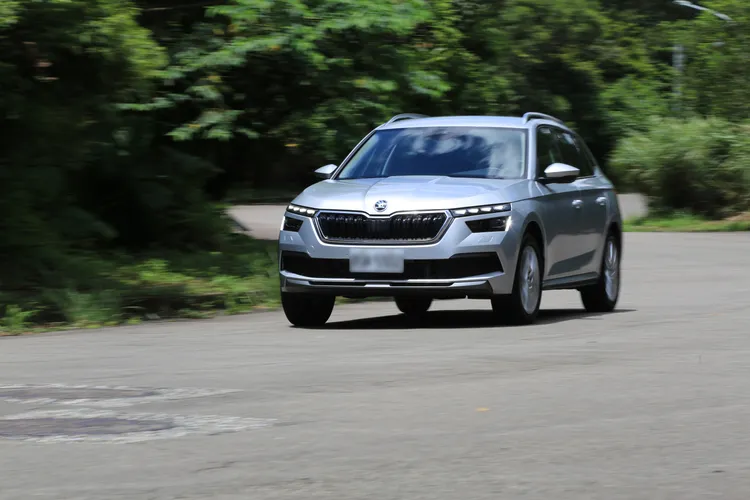 Kamiq恰到好處的懸吊設定駕駛起來讓人感到輕鬆愉悅，而刻意壓低的車頂重心加上緊湊的尺碼，真要跑起山路來也挺有兩把刷子。