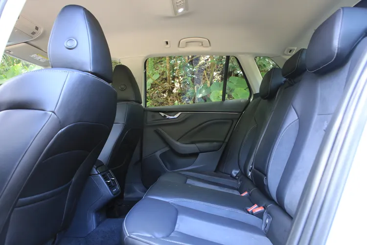 後座空間以小型休旅來說表現確實搶眼，膝部及頭部空間都十分開闊，也是這特長才讓Kamiq受到小家庭買家的喜愛。林浩昇攝