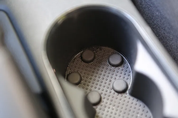 杯座底部五個橡膠圓點，能讓駕駛單手開啟寶特瓶瓶蓋，也是相當巧妙的創新設計。林浩昇攝