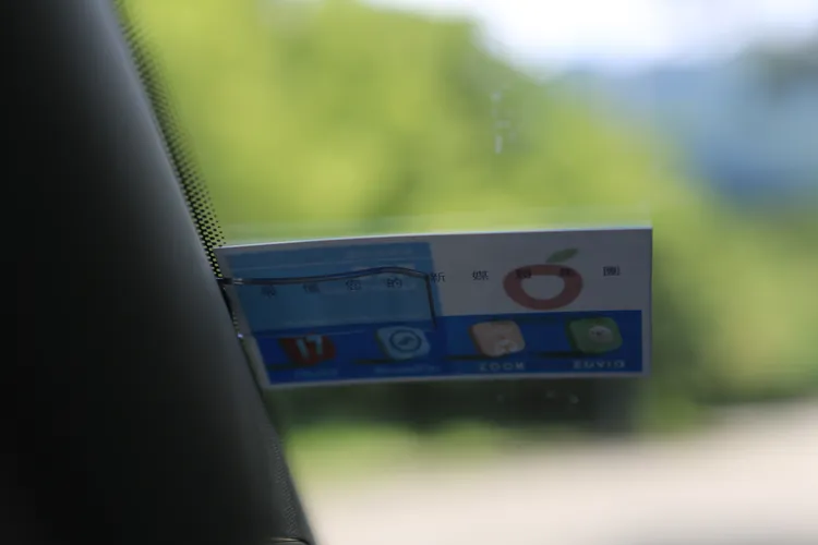 位於擋風玻璃左側的透明票夾，可是Škoda延續已久的聰明巧思。林浩昇攝