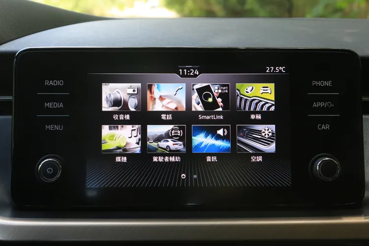 8吋彩色懸浮式觸控螢幕以繁體中文界面顯示，使用邏輯清晰、反應流暢，並可使用Apple CarPlay及Android Auto手機連結。林浩昇攝