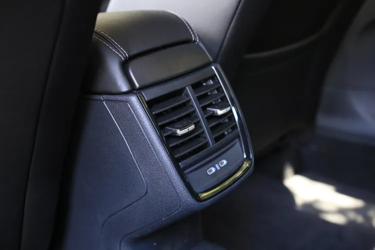 後座中央附有空調出風口，以及Type-C規格的USB插座。林浩昇攝