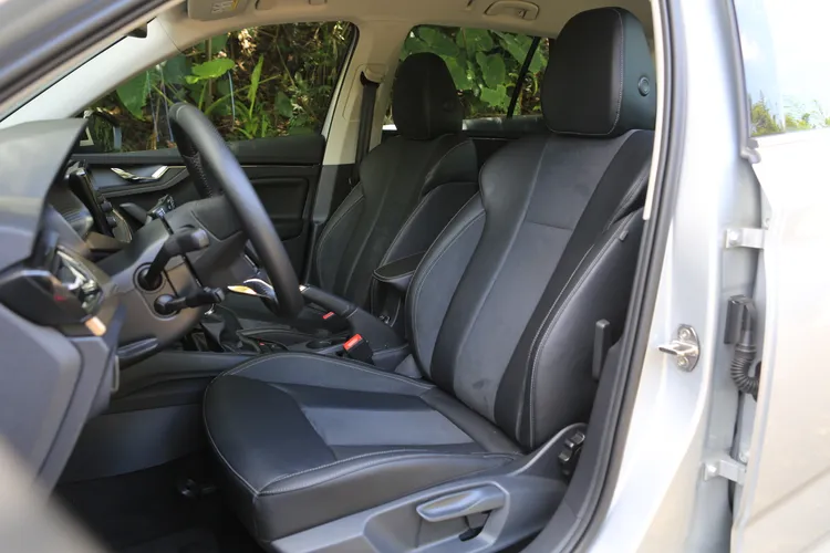 前座椅以真皮與麂皮雙材質縫製，不只視覺感受優異，實際乘坐起來也相當服貼，展現歐系車的特長。林浩昇攝