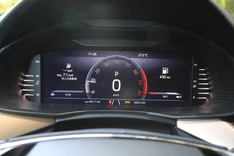 全車系標配10.25吋數位化儀表為同級車中尺寸最大，並可依據使用需求切換多種顯示模式。林浩昇攝