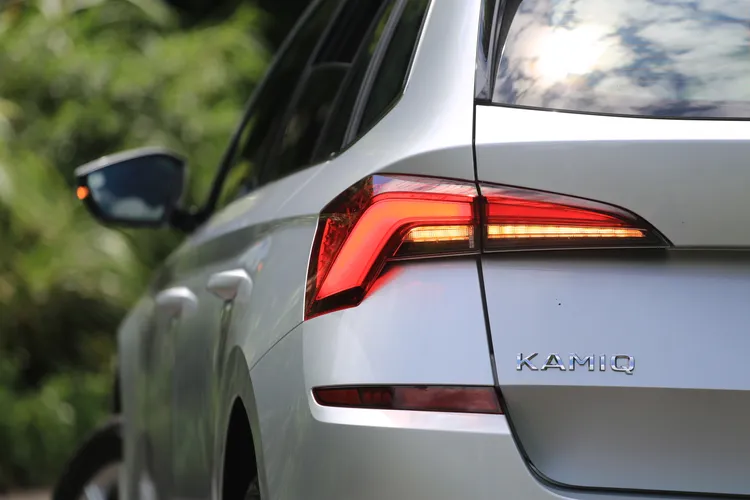 近距離觀賞Kamiq尾燈組，可以發現燈殼還融入了水晶切割線條巧思，並且標配LED動態指示方向燈。林浩昇攝